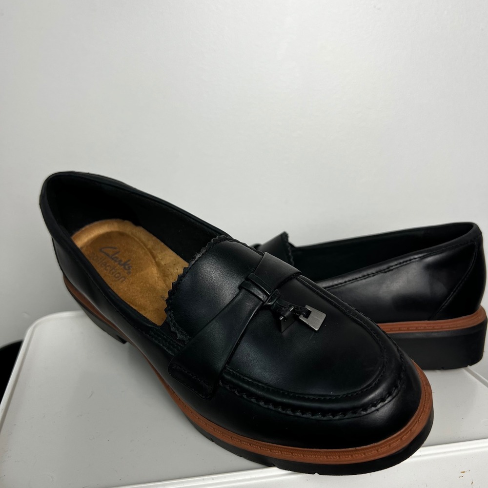 Clarks Collection Black Leather Lug Sole Loafers Metallic Hardware Womens 7.5